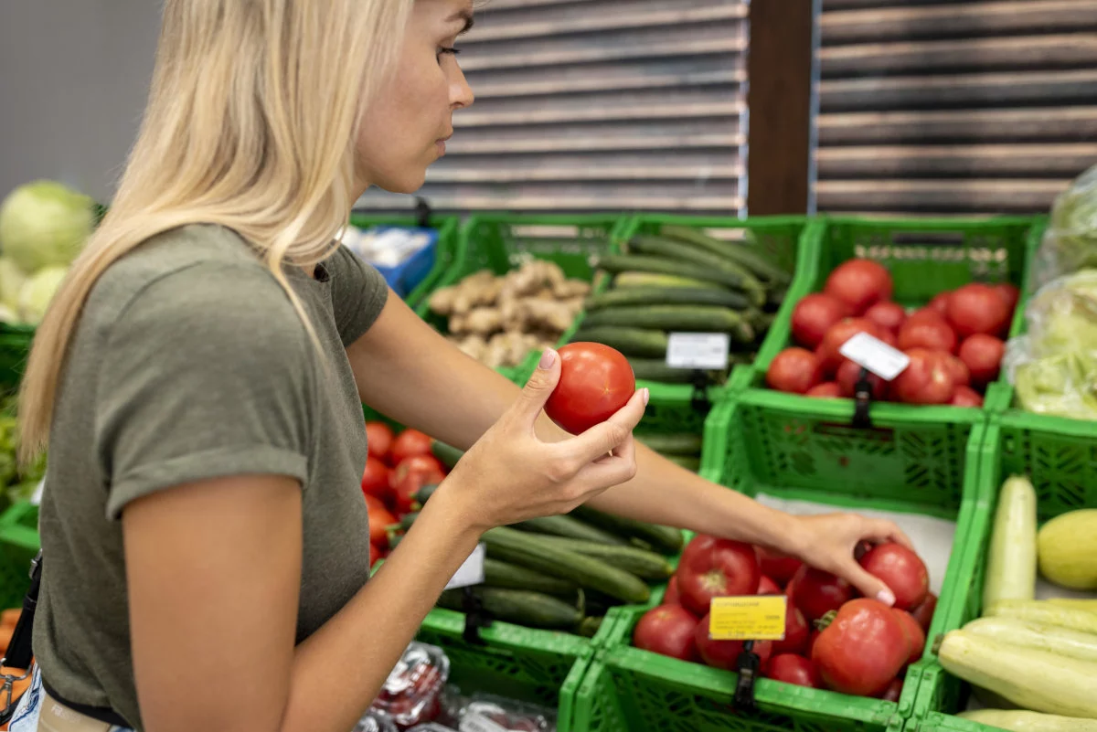 close-up-woman-holding-tomato-1200